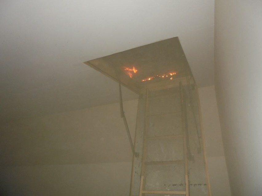 Wólka Chojnowska, gmina Ćmielów. Płonący dom gasiły cztery zastępy straży pożarnej