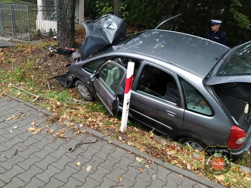 Gierałtowice. Samochód osobowy uderzył w drzewo. Jedna osoba ranna