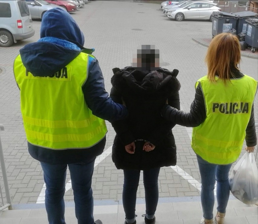 Białystok/Łomża. Policja zatrzymała 22-latkę zamieszaną w oszustwa "na wnuczka". Kurierka odebrała seniorom w sumie 350 tys. zł [zdjęcia]