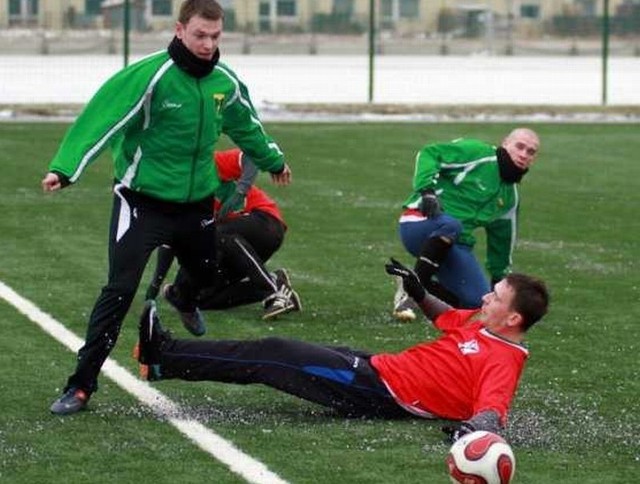 Testowany w zespole Victorii Przemysław Czajkowski (w czerwonej koszulce) próbuje faulem powstrzymać pomocnika Skalnika Grzegorza Paciorka.