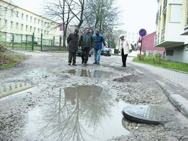 Będziemy musieli zgłosić kradzież trylinki na policję &#8211; mówi Teresa Rawa, mieszkanka ulicy Konopnickiej (z prawej). &#8211; Może wtedy miasto przypomni sobie, gdzie ją wywiozło. Jak długo mamy sami łatać naszą drogę?