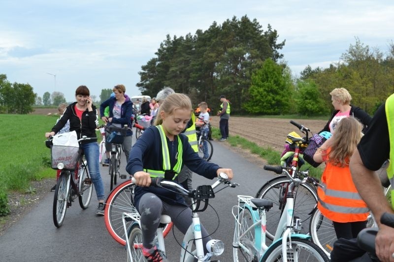 Ponad 50-osobowa grupa cyklistów ruszyła w trasę po gminie Topólka w poszukiwaniu kwiatu konwalii
