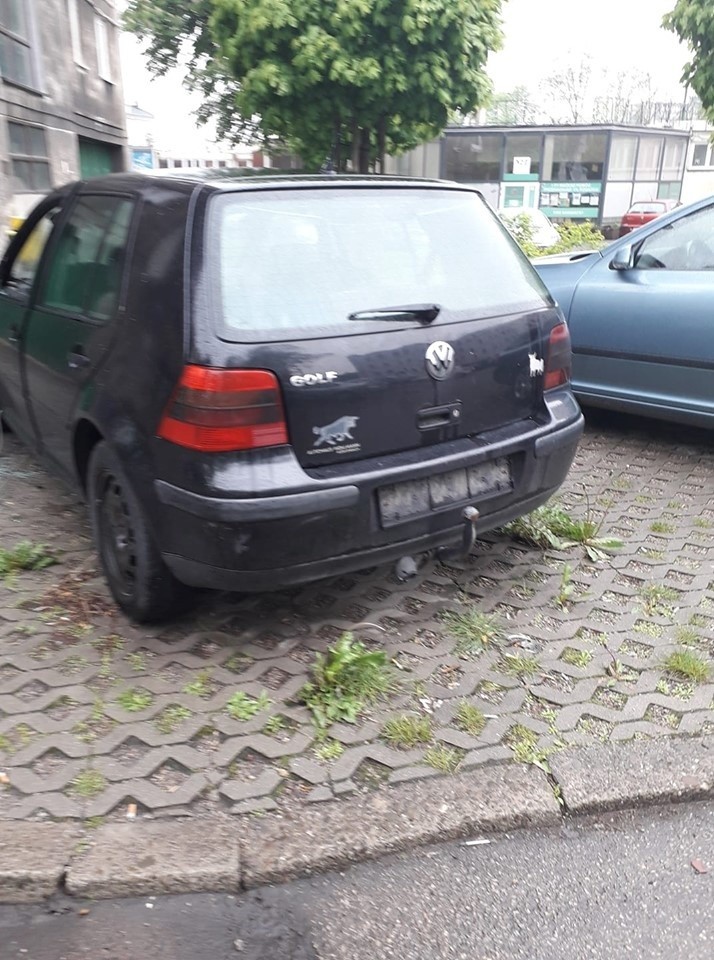 W Sosnowcu pozbywają się porzuconych samochodów