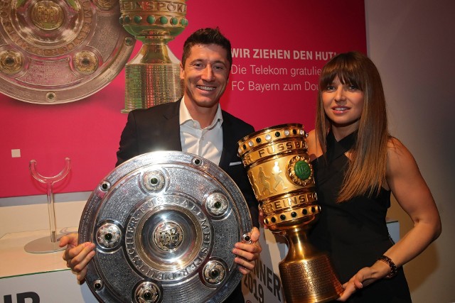 Anna i Robert Lewandowscy z mistrzowską paterą i Pucharem Niemiec