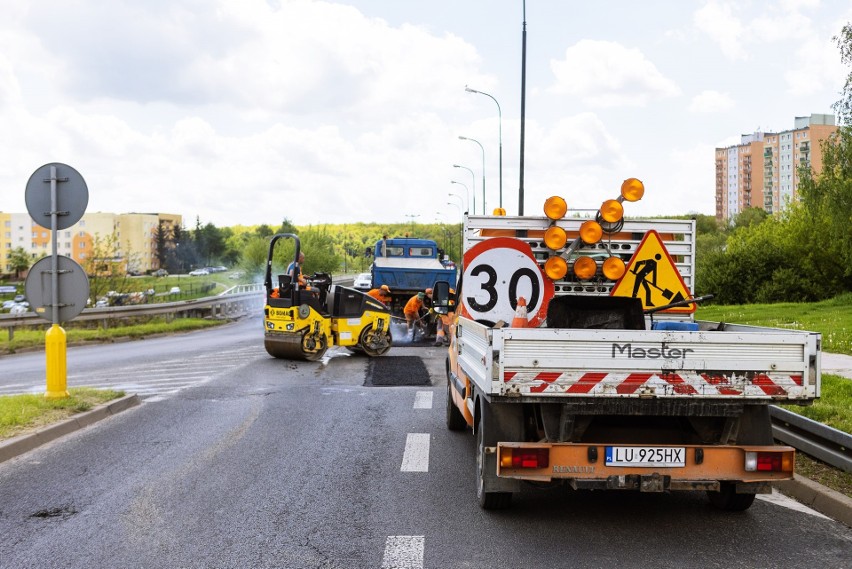 70 ulic do poprawy. Chodzi o dziury w jezdni, które pojawiły się zimą. Gdzie drogowcy układają nowy asfalt?