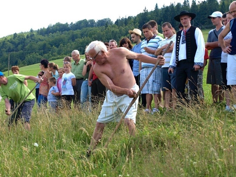 Mistrzostwa w Koszeniu Łąki: W Brennej kosy poszły w ruch