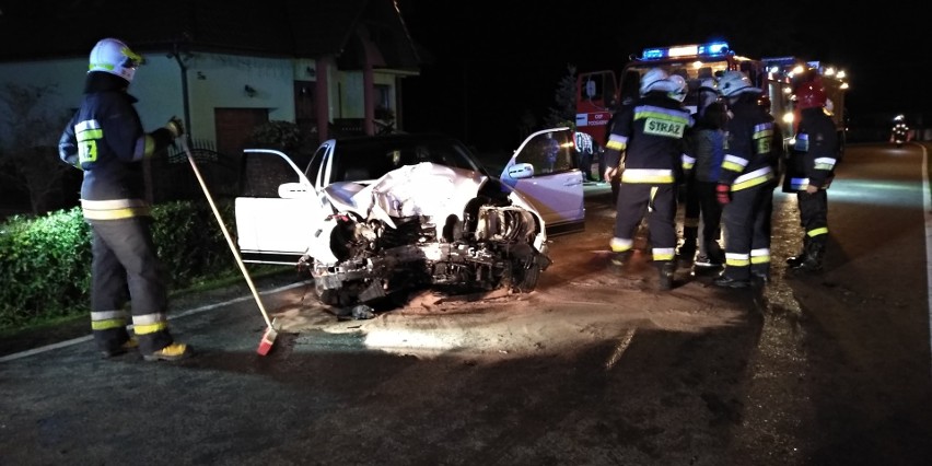 Orawa. Poważny wypadek w Podsarniu. Auto uderzyło w słup