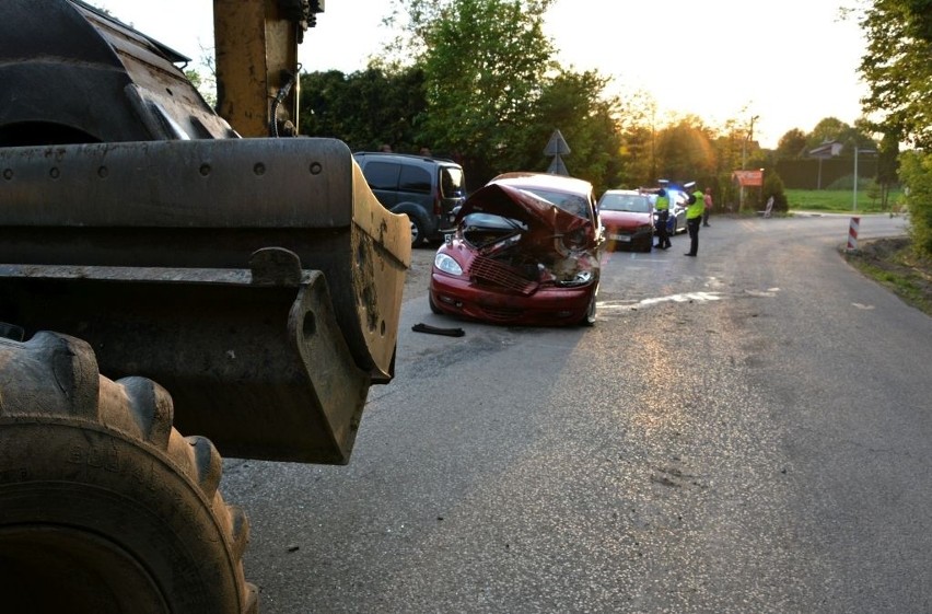 Boratyn. Pijany kierowca koparki uszkodził dwa pojazdy i motocykl [ZDJĘCIA]