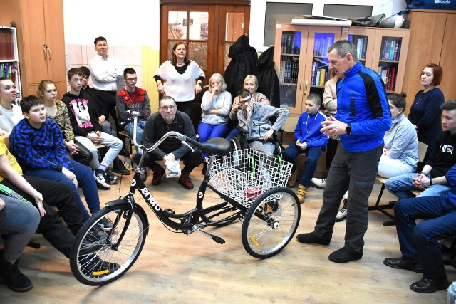 Uwieńczeniem realizacji projektu Niepełnosprawni sprawni z Fundacją PZU - Mały Książę był zakup trójkołowego roweru, na którym uczniowie Ośrodka Szkolno-Wychowawczego w Strzelnie będą się uczyć jazdy