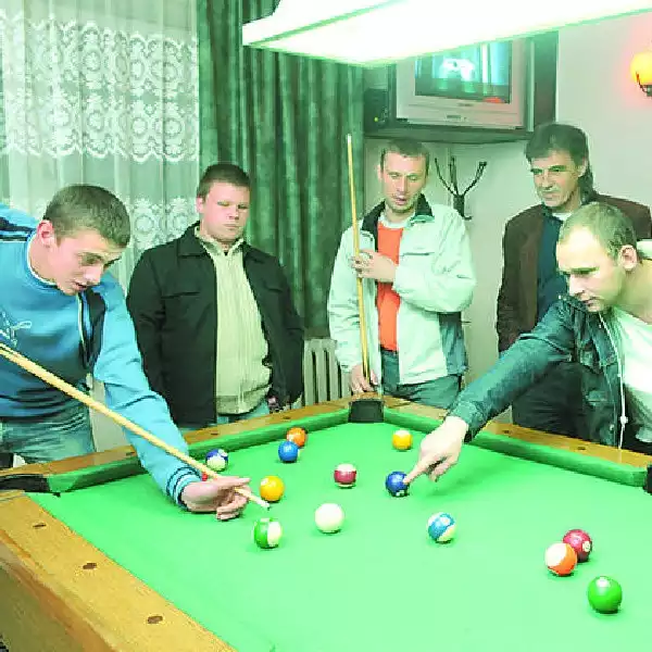 W "Makowiance&#8221; grają w bilard: Damian Żelazko, Michał Frischke, Jacek Górczyński i Tomasz Siekierski. Przygląda się Leszek Zarzycki