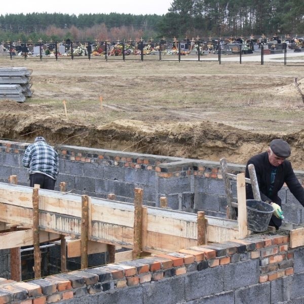 Na cmentarzu komunalnym w Sobowie ruszyły murarskie prace przy budowie kaplicy.