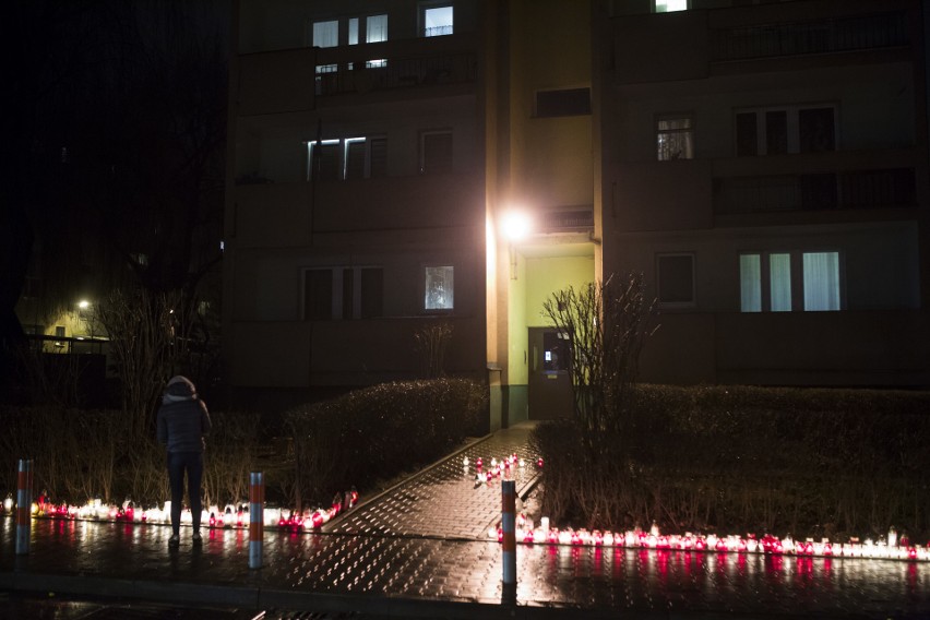 Kraków. Atak na Prokocimiu. Pod blokiem zapłonęły znicze [ZDJĘCIA]