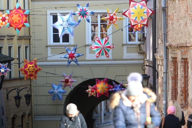 Na ul. Grodzkiej na Starym Mieście już pojawiły się kolorowe iluminacje i lampiony, które stanowią świąteczną ozdobę Lublina