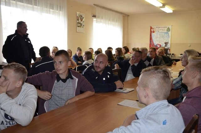 Mieszkańcy, władze i policjanci uczestniczyli w debacie na temat bezpieczeństwa w gminie Orońsko. Sala w Urzędzie Gminy wypełniła się do ostatniego miejsca.