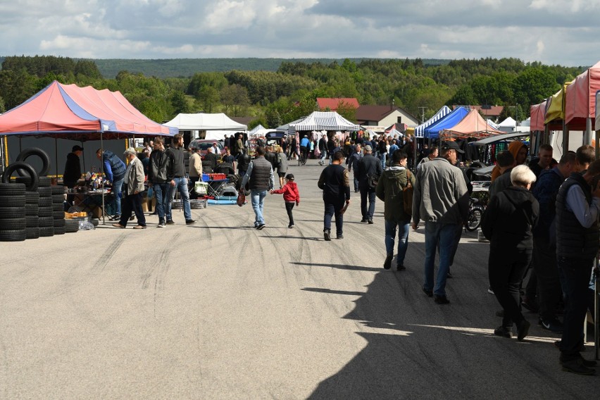 W tym miejscu kupisz niemal wszystko. Giełda w Miedzianej Górze jak zawsze pełna skarbów. Szukały ich tłumy - 29.05.2022