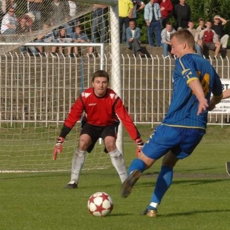 Arka Nowa Sól i GKP Gorzów. Mecze tych zespołów będę jutro przykuwały największą uwagę kibiców. W Gorzowie 4:0 wygrało GKP. Łukasz Maliszewski z GKP strzela na bramkę Arki, której broni Mariusz Bołdyn