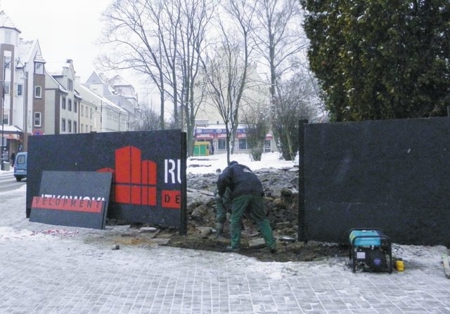 Kamienica stanie przy ul. Armii Krajowej. Budowlańcy wyburzyli już schody i zagrodzili teren. Budowa potrwa dwa lata.