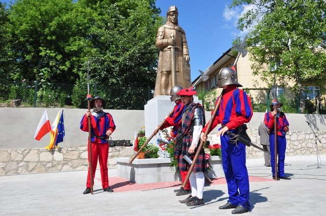 Na zdjęciu: Pomnik został odsłonięty w asyście zbrojnych  z Chorągwi Rycerstwa Ziemi Sandomierskiej.