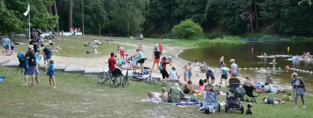 Przez całe lato w Garbatce można spotkać wielu miłośników wypoczynku nad wodą. Na przyjezdnych gości czeka plaża, boiska i miejsca noclegowe w domkach kempingowych.