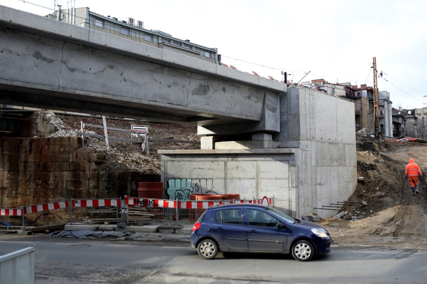 Kraków. Rosną nowe estakady kolejowe w centrum. Mieszkańcy niepokoją się o zabytkowy wiadukt na Grzegórzkach [ZDJĘCIA]