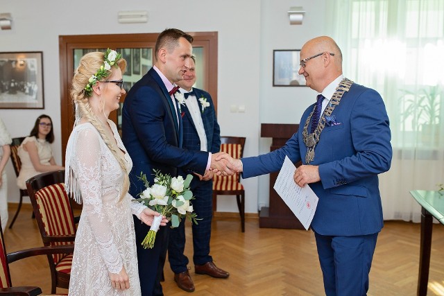 W ostatnią sobotę burmistrz Dariusz Gwiazda udzielił ślubu Katarzynie i Tomaszowi.