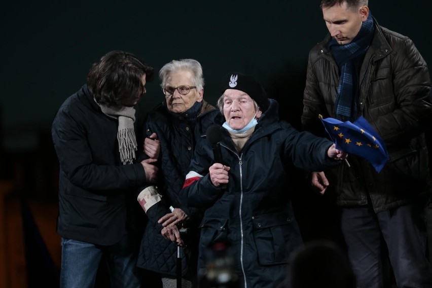 W całej Polsce odbyły się manifestacje opozycji pod hasłem "My zostajemy w UE"