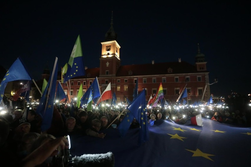 W całej Polsce odbyły się manifestacje opozycji pod hasłem "My zostajemy w UE"