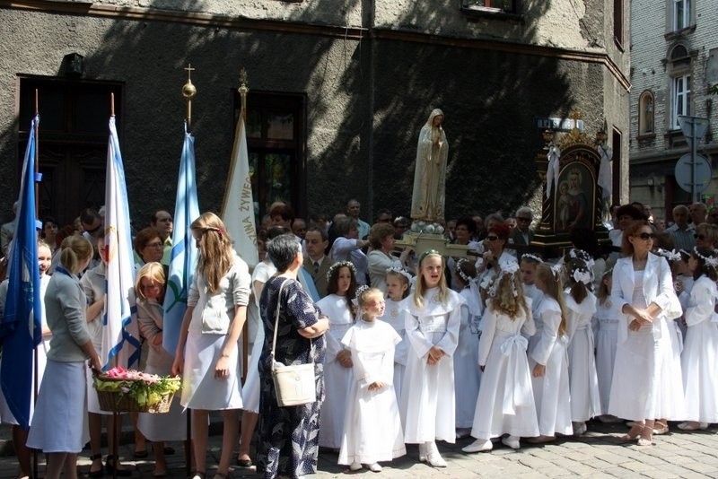 Boże Ciało 2014 w Zabrzu: procesja z kościoła św.Anny w...