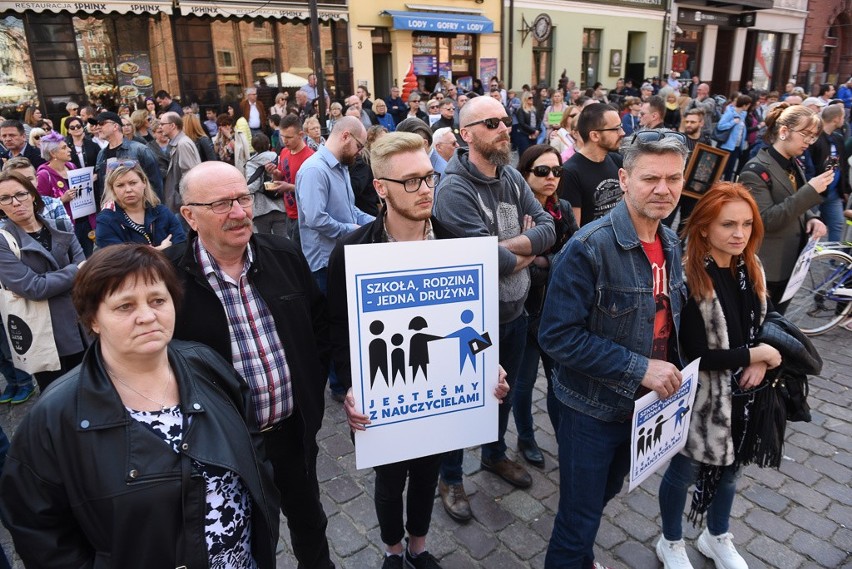 Pod pomnikiem Kopernika zebrali się rodzice i uczniowie, ich...