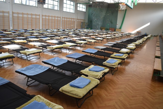 W hali sportowej w Krośnie Odrzańskim przygotowano punkt relokacyjny dla uchodźców.