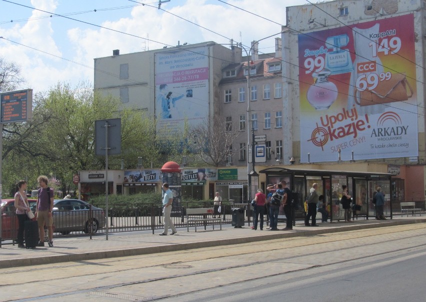 Tak witamy we Wrocławiu: zdewastowane pawilony handlowe obok wyremontowanego dworca (ZDJĘCIA)