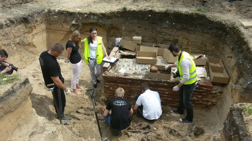 Archeolodzy wykopali granaty przy cerkwi w Sosnowcu. Policja pilnuje terenu [ZDJĘCIA]