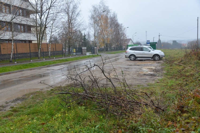 Problem z parkowaniem przy ulicy Kryształowej w Kielcach. Auta zostawiają... w błocie