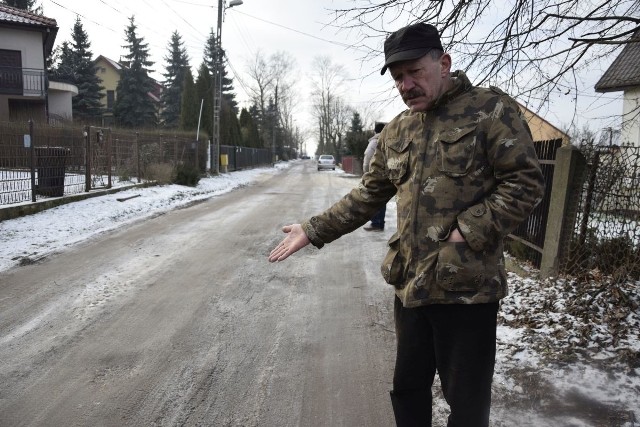 Jacek Plech, który mieszka przy uli cy Domaniówka, narzeka na stan nawierzchni drogi. - Nigdy nie było tutaj żadnego poważnego remontu. Kończyło się jedynie na zasypywaniu dziury - oburza się.
