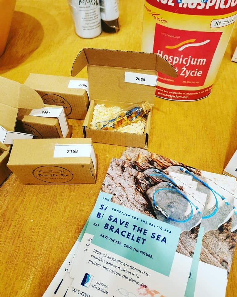 Gdynia: Ewa Gajewska produkuje i sprzedaje bransoletki, a dochód przeznaczy na oczyszczenie ze śmieci gdyńskiej mariny. Projekt Save the Sea