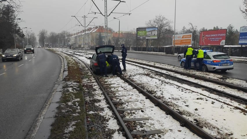 Wypadek przy ulicy Ślężnej we Wrocławiu. Kierowca i...