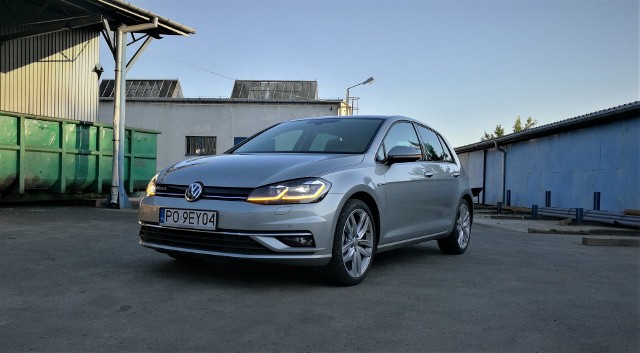 Segment C to bez wątpienia jeden z najpopularniejszych i najbardziej wszechstronnych szczebli motoryzacji. Przykład? Volkswagen Golf – przez wielu uznawany za symbol, do którego starają się równać inni producenci. Czy odmiana z nowym silnikiem 1.5 TSI BlueMotion o mocy 130 KM będzie odpowiednim wyborem np. dla niewielkiej rodziny?Fot. Kamil Rogala