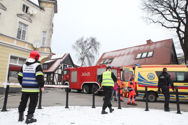 Dwie osoby podtrute dymem z mieszkania na ul. Kosynierów Gdyńskich w Ustce trafiły do szpitala.