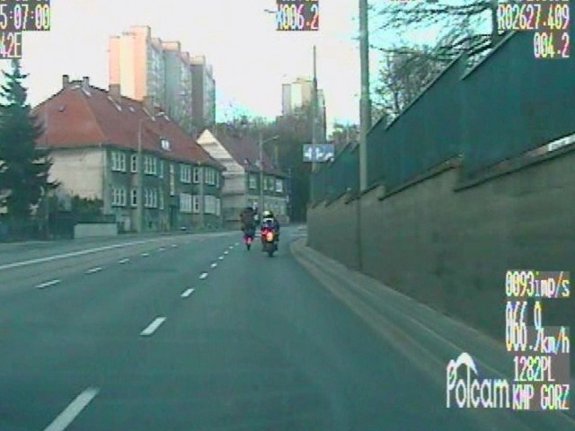 Motocyklista jechał na jednym kole, przejeżdżał też na czerwonym świetle.