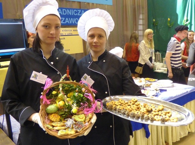 Mistrzynie kulinariów - Agata Krawiec (z lewej) i Marta Sanecka kusiły gimnazjalistów na stoisku buskiego "ekonomika".