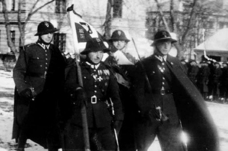 Żołnierze 5 Pułku Strzelców Podhalańskich ze swoim sztandarem.