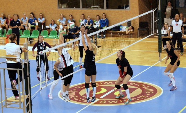 Debiutująca w świeckim turnieju Proxima Kraków pokonała po wyrównanym spotkaniu Nike Węgrów 3:1 (26:28, 25:18, 25:23, 25:21).