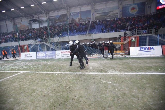 Piast - Górnik, 2 marca 2018 r.piast gliwice gornik zabrze mecz esktraklasa pilka nozna rozroba mecz zostal przerwany w 80 minucie kibole piasta gliwice zaczeli wylamywac ogrodzeni.kibole gornika zabrze spalili flagefot. marzena bugala- azarko /dziennik zachodni/ polska press