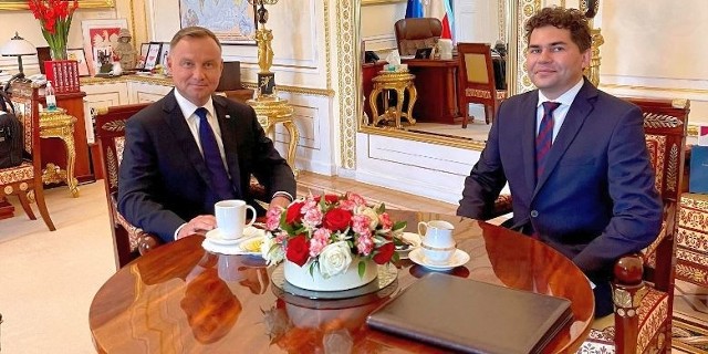 Prezydent RP Andrzej Duda i prezydent Stalowej Woli Lucjusz Nadbereżny w pałacu prezydenckim w Warszawie