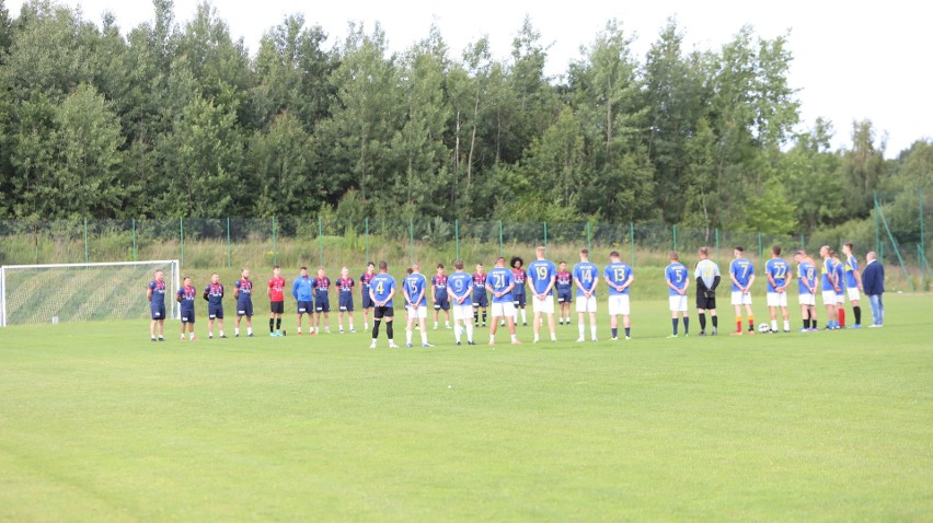 Uczcili pamięć zmarłego piłkarza. W niedzielę odbył się Mecz ku pamięci Wicher Miedziana Góra - Przyjaciele Tomka. Zobaczcie zdjęcia