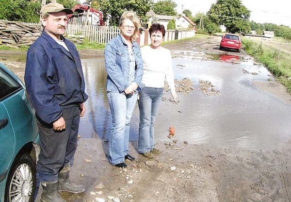 Droga gminna w Miłocicach po każdym deszczu jest nieprzejezdna.