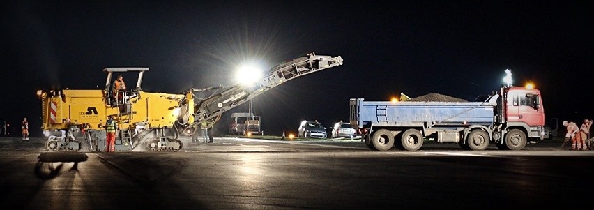 Nocny remont pasa startowego na wrocławskim lotnisku (FILM I ZDJĘCIA)