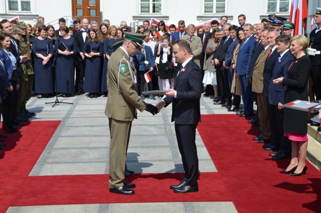 Podlaski Oddział Straży Granicznej otrzymał flagę od prezydenta Polski Andrzeja Dudy