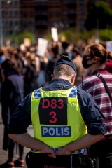 Sztokholm: Ojciec wyrzucił dwójkę dzieci z balkonu. Lekarze walczą o ich życie