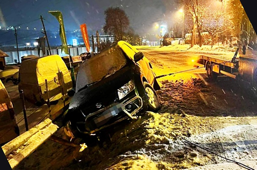 Samochód osobowy wylądował w rowie przy DK 28 w Limanowej